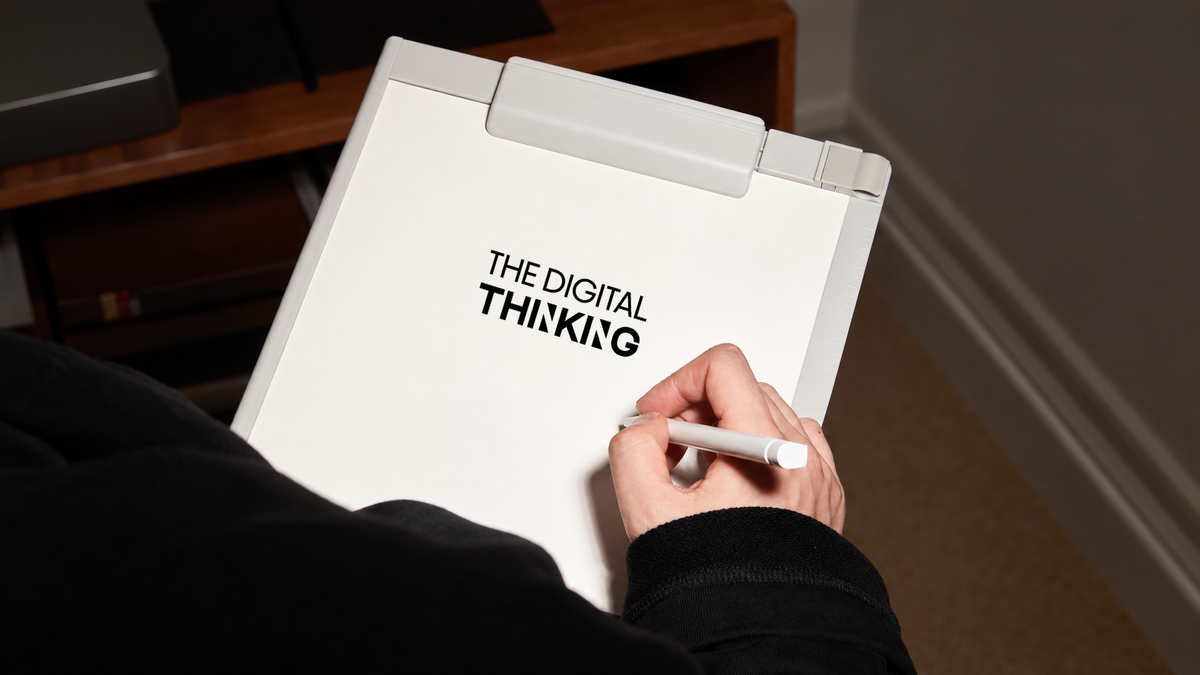 Mano escribiendo en un cuaderno de The Digital Thinking