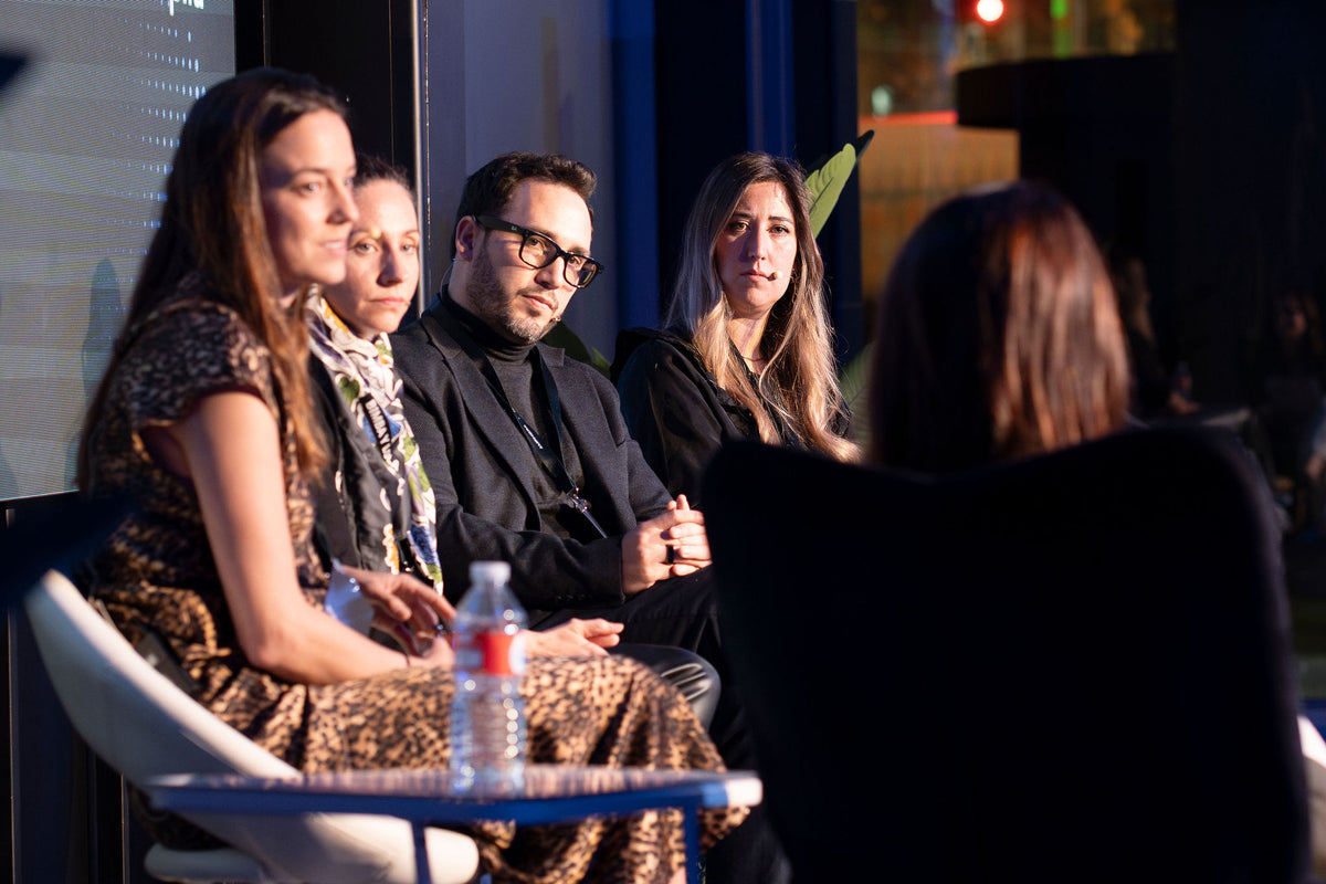 Participantes conversando durante el evento El Futuro del Ecommerce