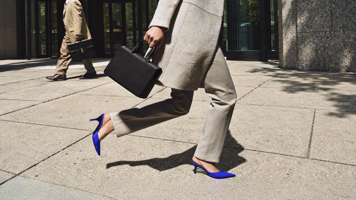 Detalle de zapatos de tacón azules y un maletín